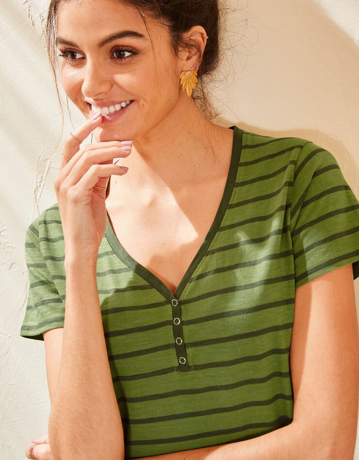 Tee-shirt col V rayé bicolore (kaki / vert) Tee-shirt col V rayé bicolore (kaki / vert)