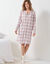 Chemise de nuit forme liquette boutonnée devant motifs carreaux  (écru / rose)