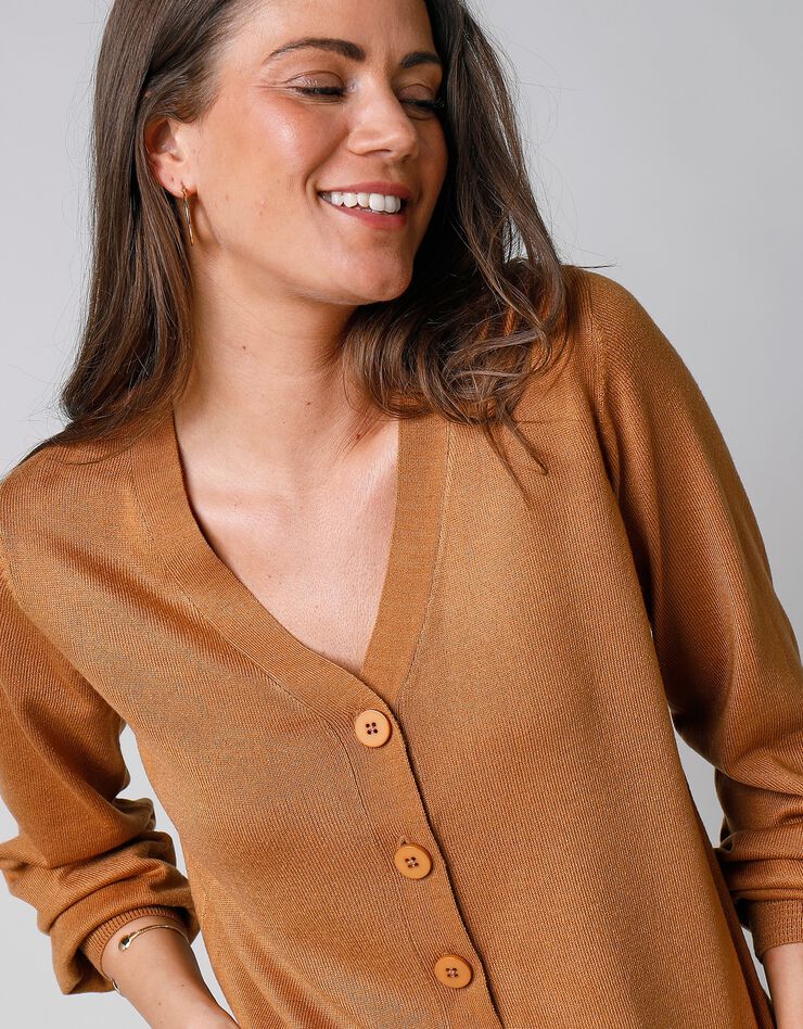 Gilet col V boutonné, toucher cachemire (noisette) Gilet col V boutonné, toucher cachemire (noisette)