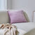 Coussin uni en velours finition fantaisie  (parme)