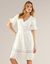 Robe courte crépon et macramé manches courtes volantées (blanc)