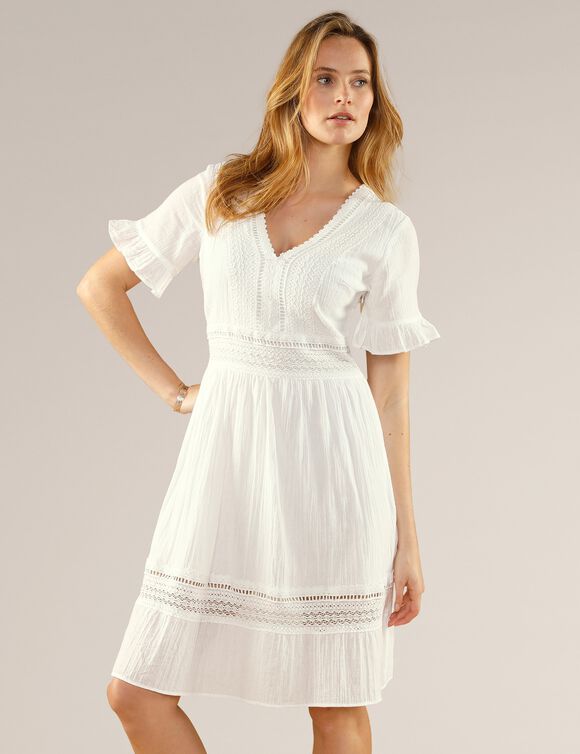 Robe courte crépon et macramé manches courtes volantées (blanc)