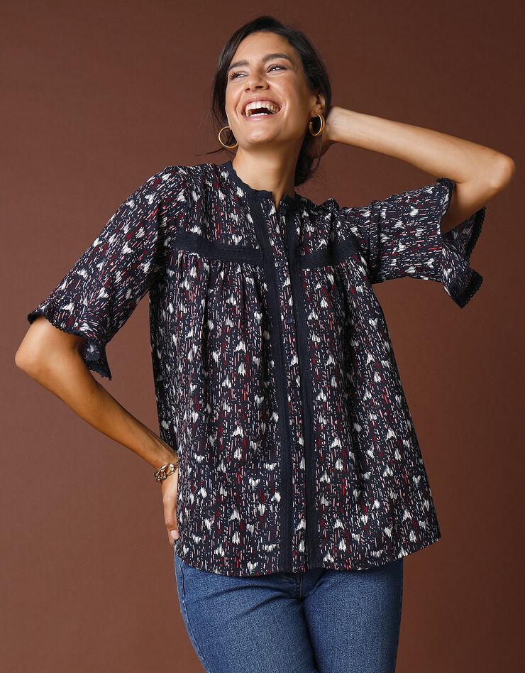 Blouse boutonnée froncée imprimée (indigo / écru) Blouse boutonnée froncée imprimée (indigo / écru)