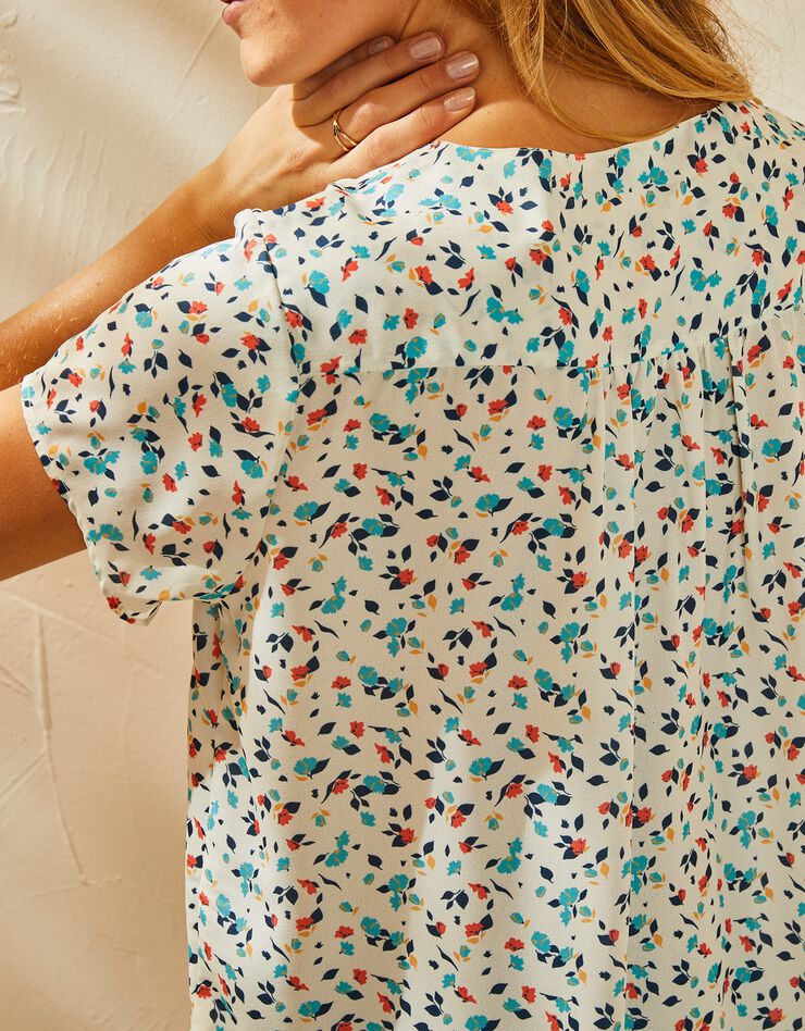 Blouse V manches courtes, crêpe imprimé feuilles (blanc / bleu) Blouse V manches courtes, crêpe imprimé feuilles (blanc / bleu)