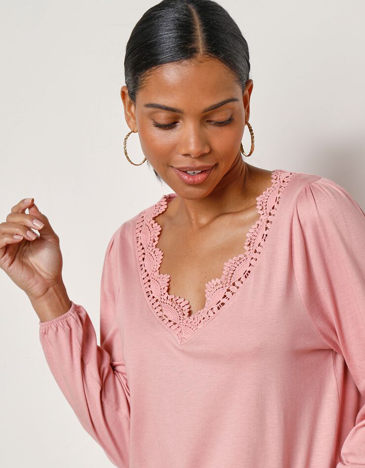 Tee-shirt uni col V finition macramé, manches 3/4 (bois de rose) Tee-shirt uni col V finition macramé, manches 3/4 (bois de rose)