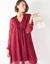 Robe unie à plis, voile plumetis (bordeaux)