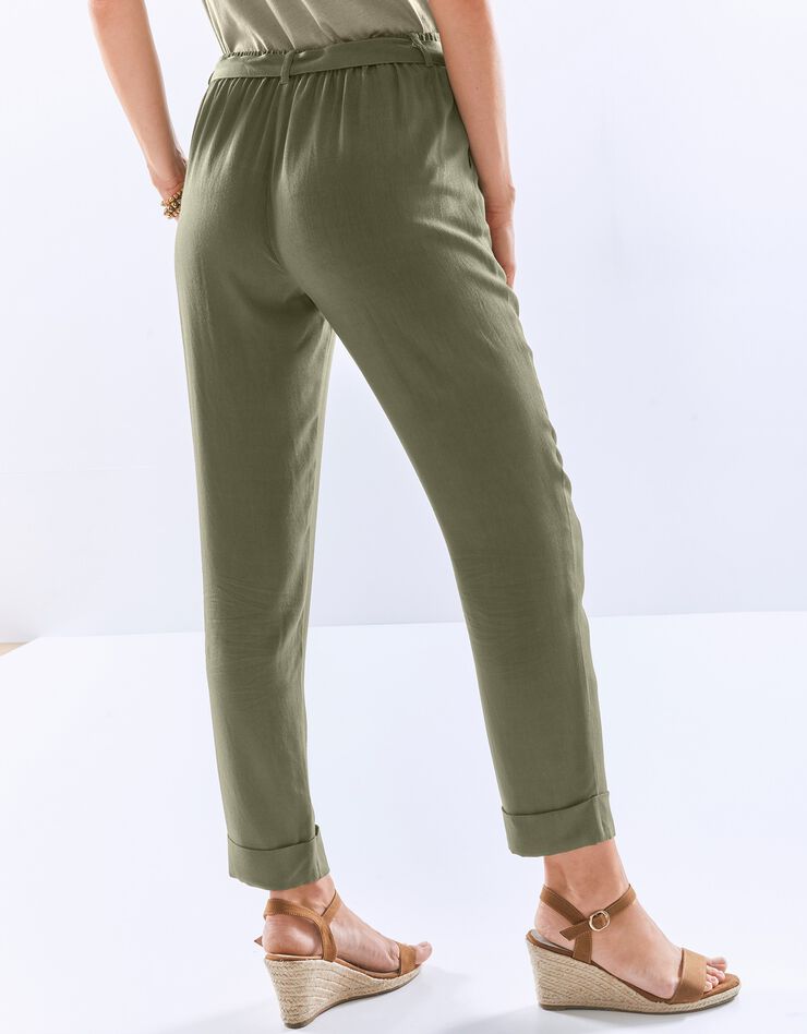Pantalon uni coupe 7/8ème fuselée, tissu fluide (kaki) Pantalon uni coupe 7/8ème fuselée, tissu fluide (kaki)
