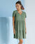 Robe col V courte unie, crépon (kaki clair)