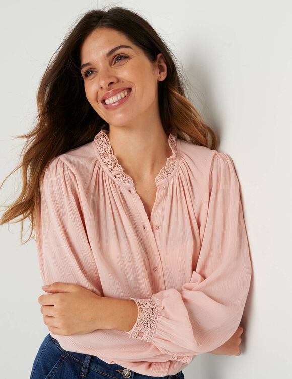 Chemisier uni en cr&eacute;pon, col volant&eacute; macram&eacute; (rose poudr&eacute;)