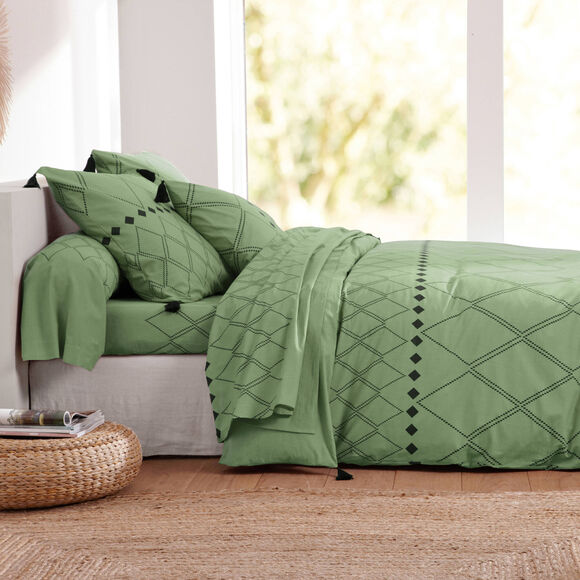 Linge de lit Massa&iuml; coton &agrave; motifs graphiques et finitions pompons (vert olive)