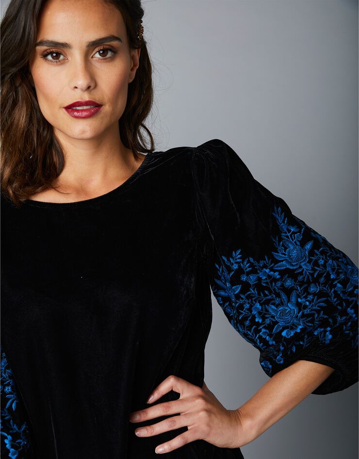 Robe en velours brodé (noir) Robe en velours brodé (noir)