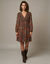 Robe courte manches 3/4, col V volant&eacute;, voile imprim&eacute; fleurs indiennes (chocolat / vert)
