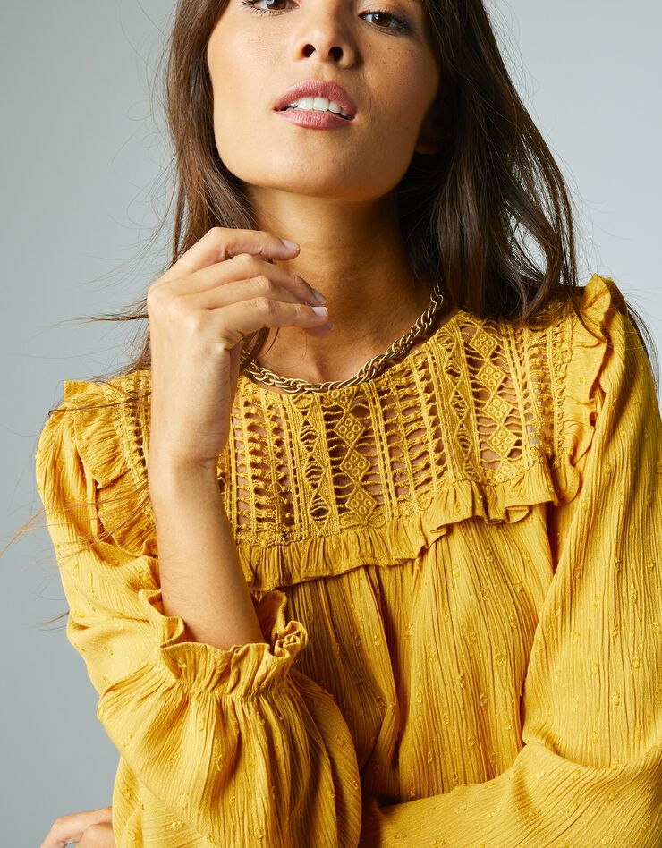 Blouse crêpe plumetis, macramé et manches longues (safran) Blouse crêpe plumetis, macramé et manches longues (safran)
