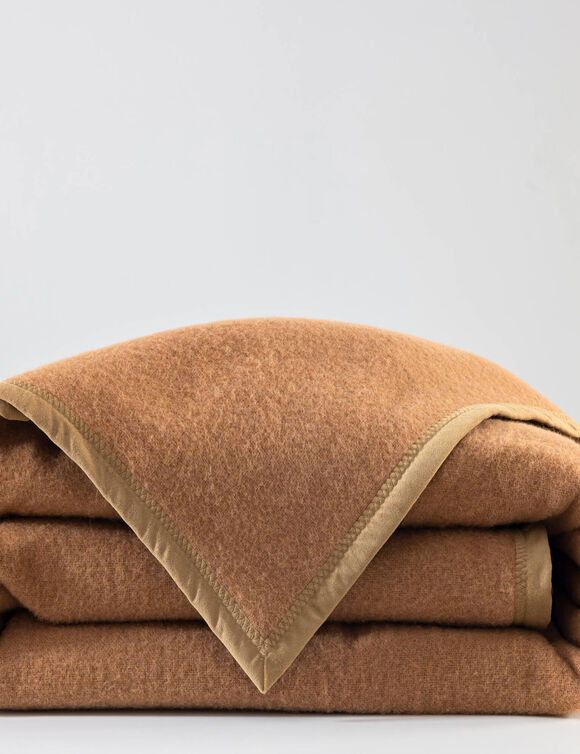 Couverture pure laine d'agneau m&eacute;rinos (noisette)