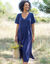 Robe longue unie col V, gaze de coton (indigo)