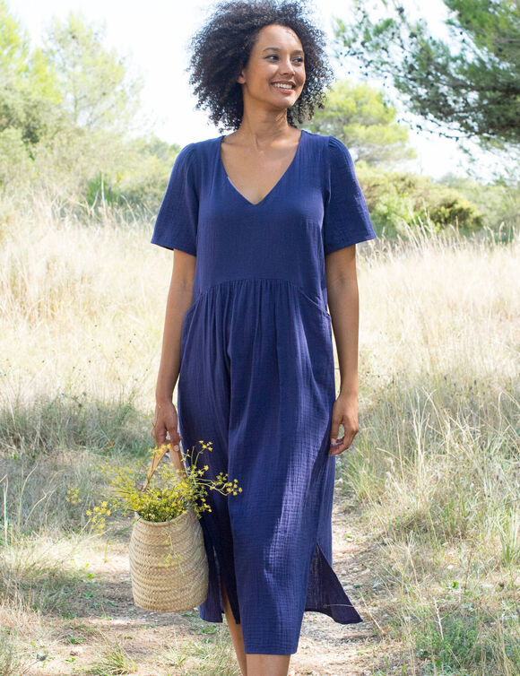 Robe longue unie col V, gaze de coton (indigo)