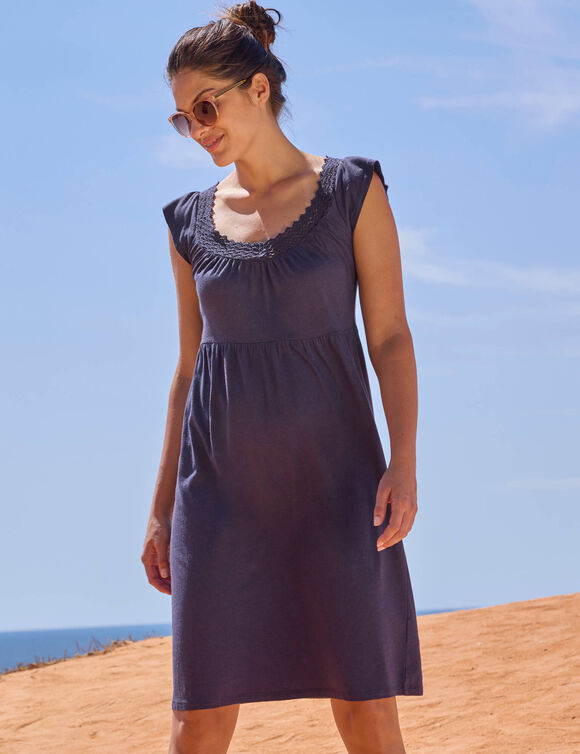 Robe courte en maille, d&eacute;collet&eacute; macram&eacute; (marine)