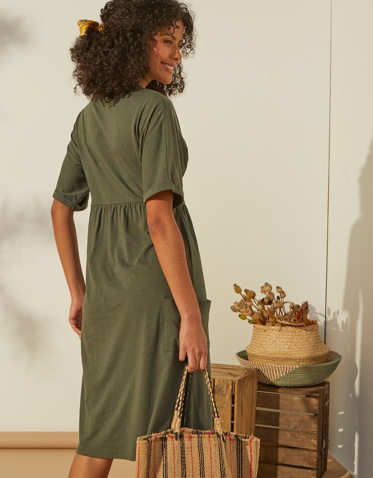 Robe boutonnée à poches, col V (kaki) Robe boutonnée à poches, col V (kaki)