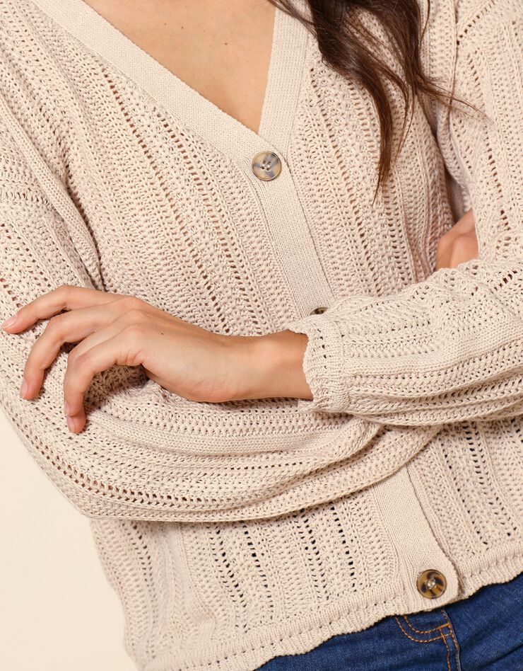 Gilet boutonné col V, maille ajourée fantaisie (ficelle) Gilet boutonné col V, maille ajourée fantaisie (ficelle)