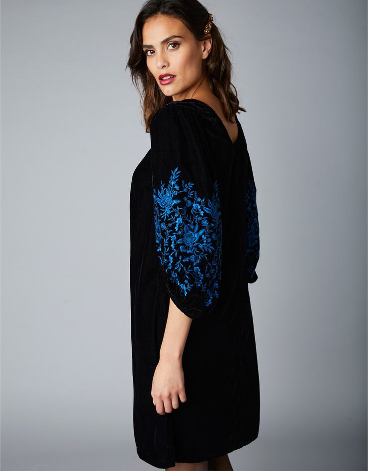 Robe en velours brodé (noir) Robe en velours brodé (noir)