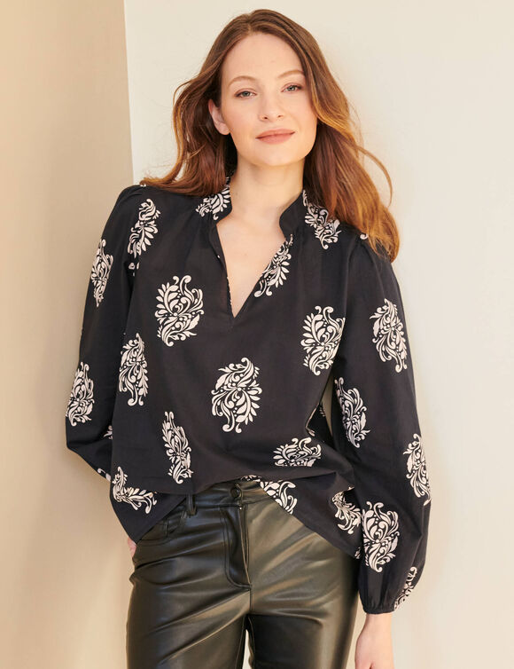 Blouse col montant, manches blousantes, imprim&eacute; ethnique (noir / &eacute;cru)