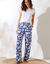 Pantalon large fluide imprimé, coupe large (bleu / blanc)