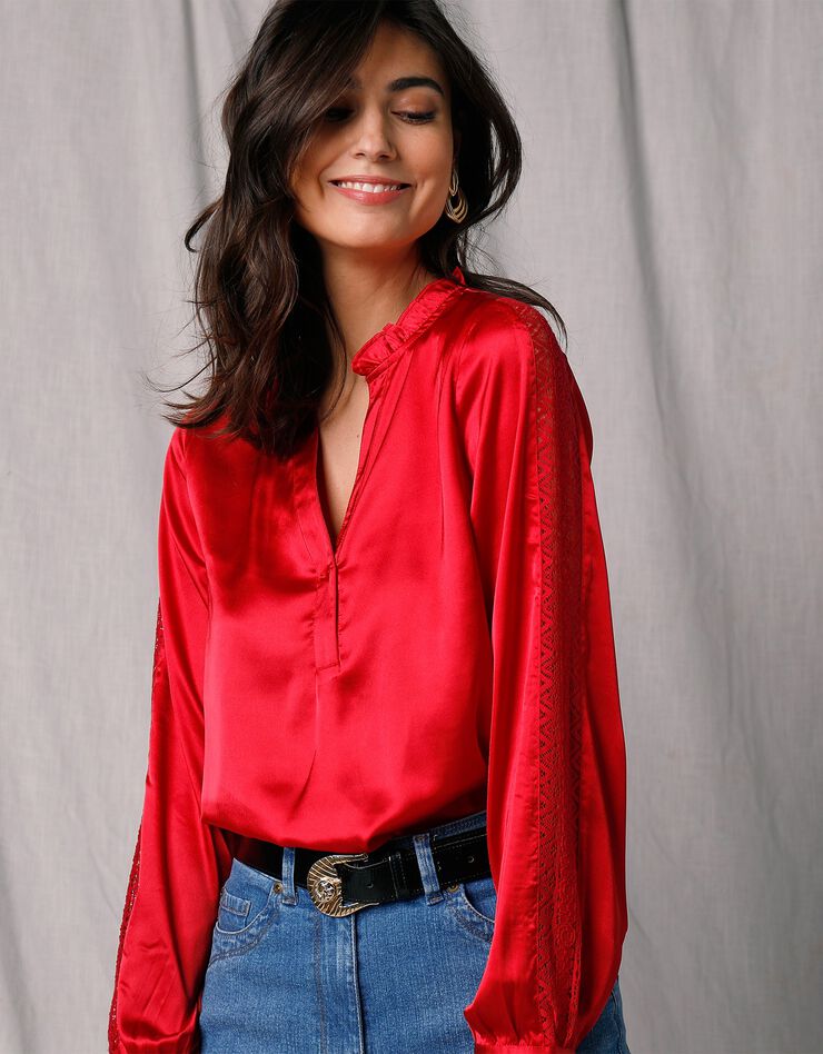 Blouse satin col volanté manches longues dentelle (rouge) Blouse satin col volanté manches longues dentelle (rouge)