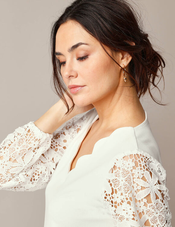 Robe courte évasée, manches blousantes macramé (blanc)