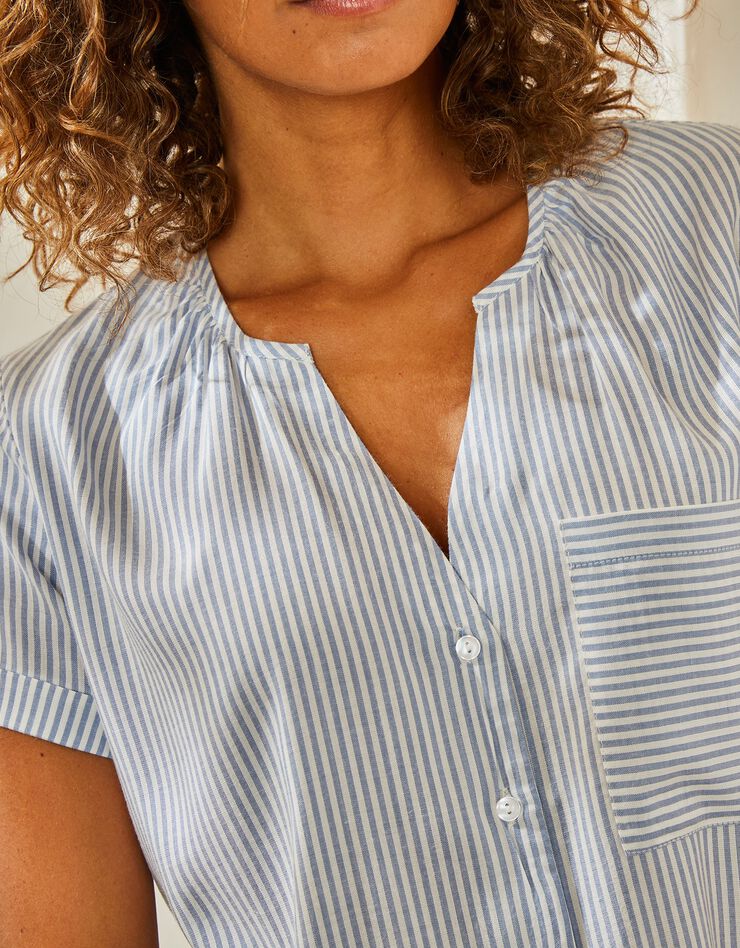 Blouse boutonnée en viscose rayée, manches courtes (blanc / bleu) Blouse boutonnée en viscose rayée, manches courtes (blanc / bleu)