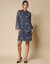Robe courte évasée imprimée, voile fils brillants (bleu nuit)