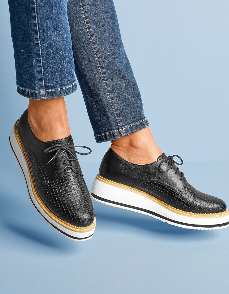 derbies noires cloutées