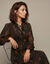 Robe longue col montant, cr&eacute;pon imprim&eacute; python (noir)