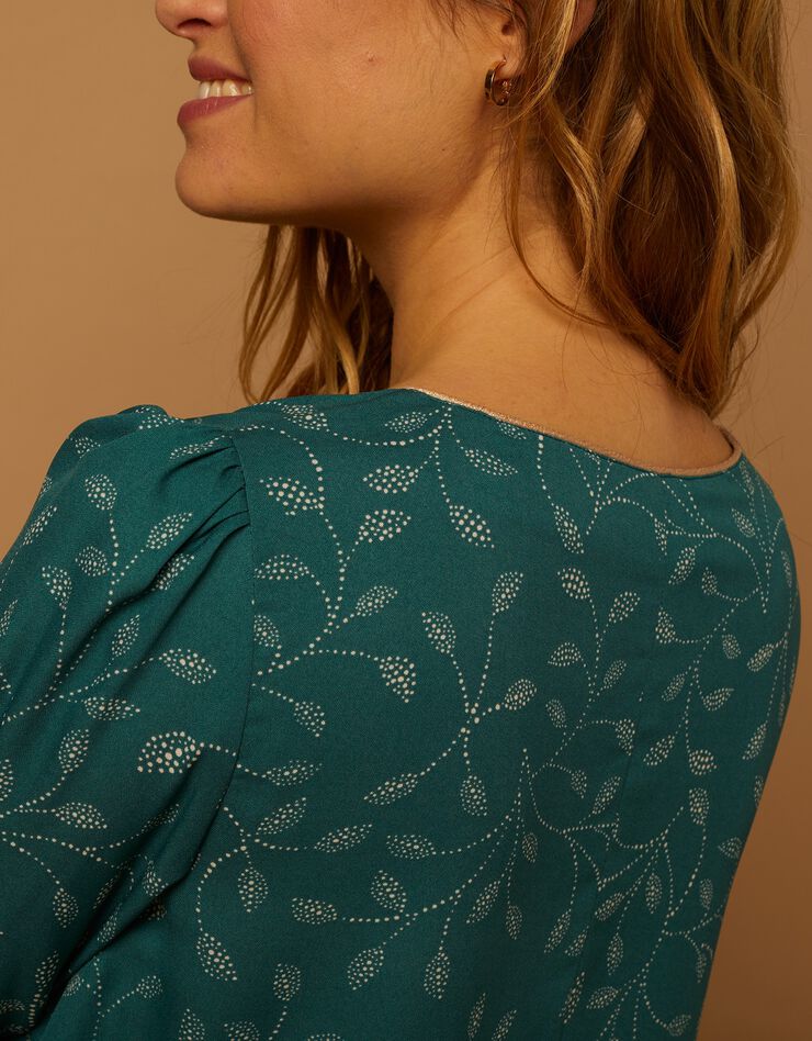 Blouse évasée détails dorés imprimé bicolore, crêpe (vert grisé / blanc) Blouse évasée détails dorés imprimé bicolore, crêpe (vert grisé / blanc)
