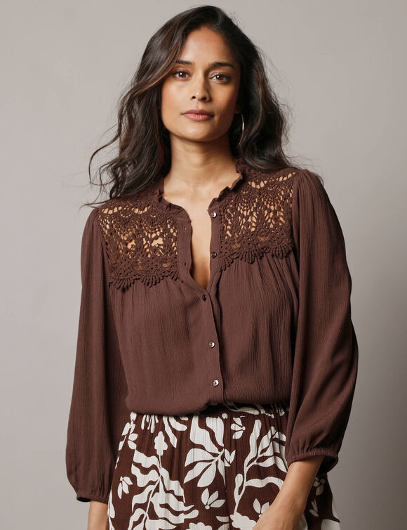 Chemisier col volant&eacute;, cr&eacute;pon et macram&eacute; (chocolat)