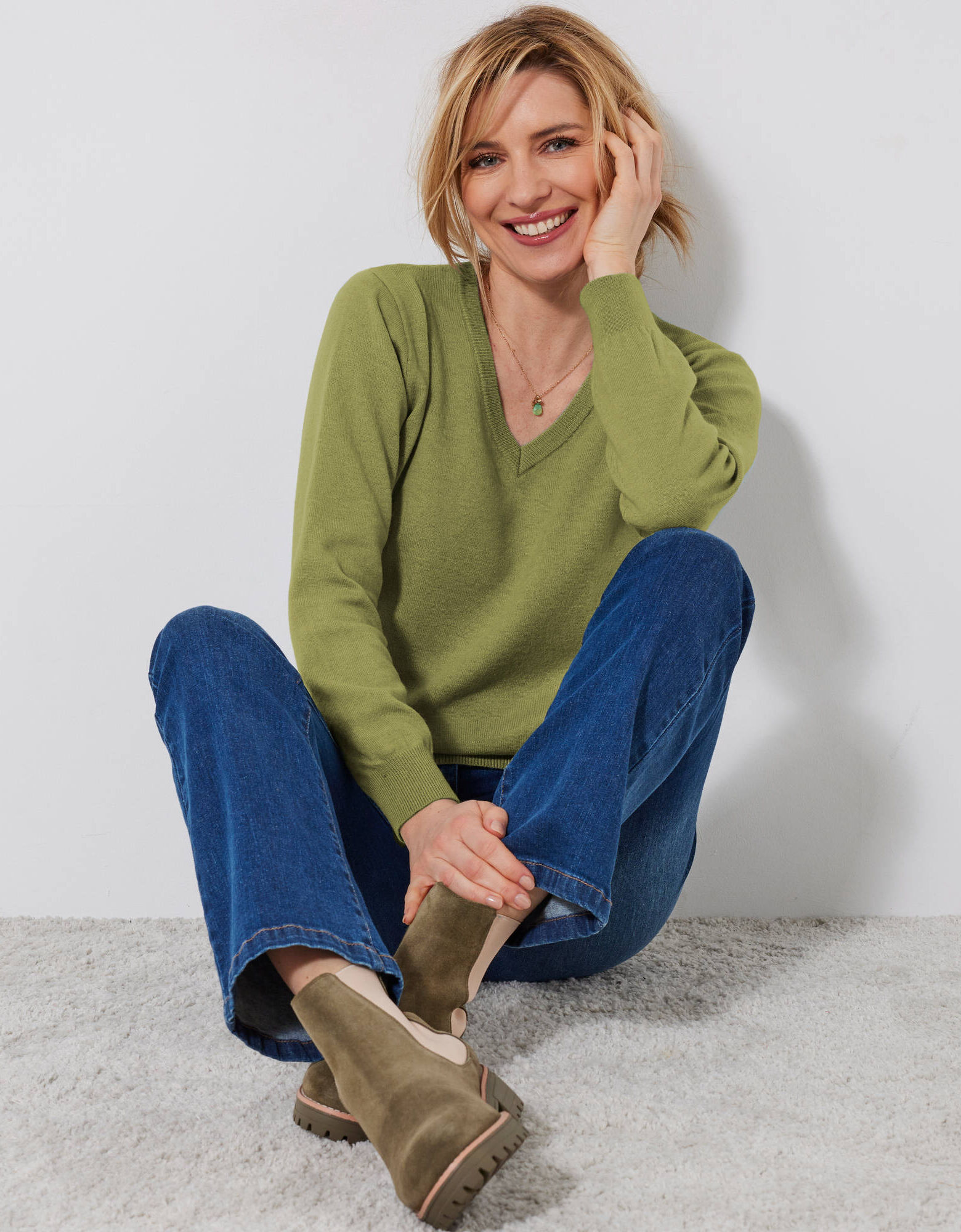 Pull col V, laine d'agneau, vert mousse