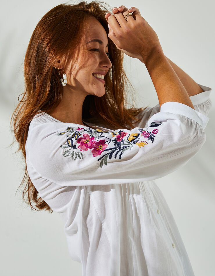 Tunique boutonnée à plis unie brodée (blanc)