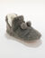 Chaussons forme botillon avec pompons effet fausse fourrure (gris)