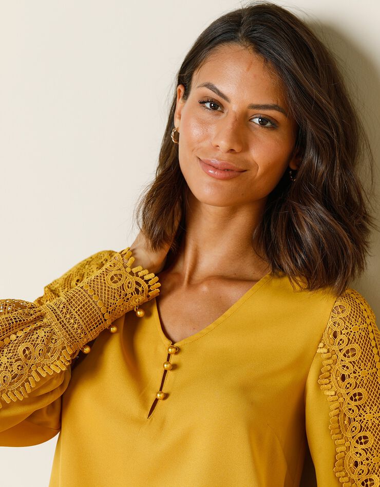 Blouse macramé col V manches longues, crêpe fluide (safran) Blouse macramé col V manches longues, crêpe fluide (safran)