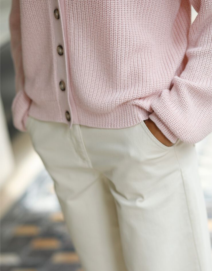 Gilet col V boutonné, maille perlée (rose pâle) Gilet col V boutonné, maille perlée (rose pâle)