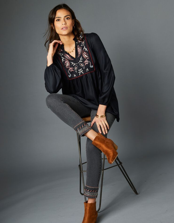 Blouse brodée manches longues (noir) Blouse brodée manches longues (noir)