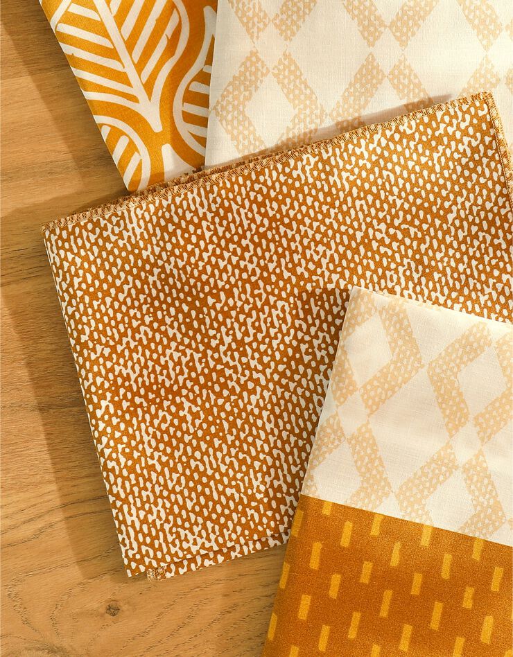 Tissu cadeau furoshiki imprimé taille M, lot de 4 - collection upcycling (blanc / jaune) Tissu cadeau furoshiki imprimé taille M, lot de 4 - collection upcycling (blanc / jaune)