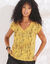 T-shirt imprimé, col V macramé (safran / noir)