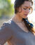 Robe longue unie col V, gaze de coton (taupe)