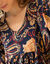 Robe courte col V, imprimé bohème (marine / caramel)