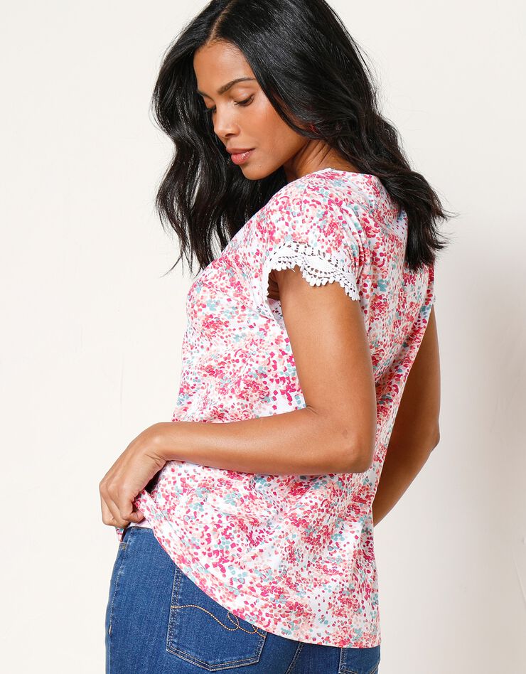Tee-shirt imprimé col V macramé (blanc / rose) Tee-shirt imprimé col V macramé (blanc / rose)