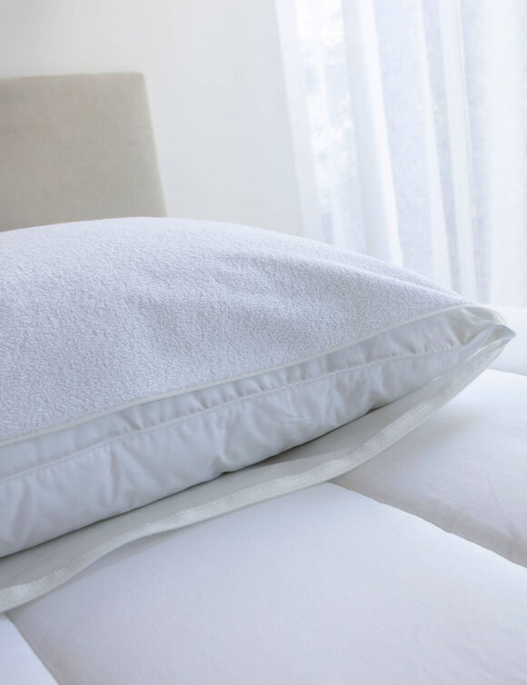 Sous-taie &eacute;ponge imperm&eacute;able anti-acariens Essential&reg; (blanc)