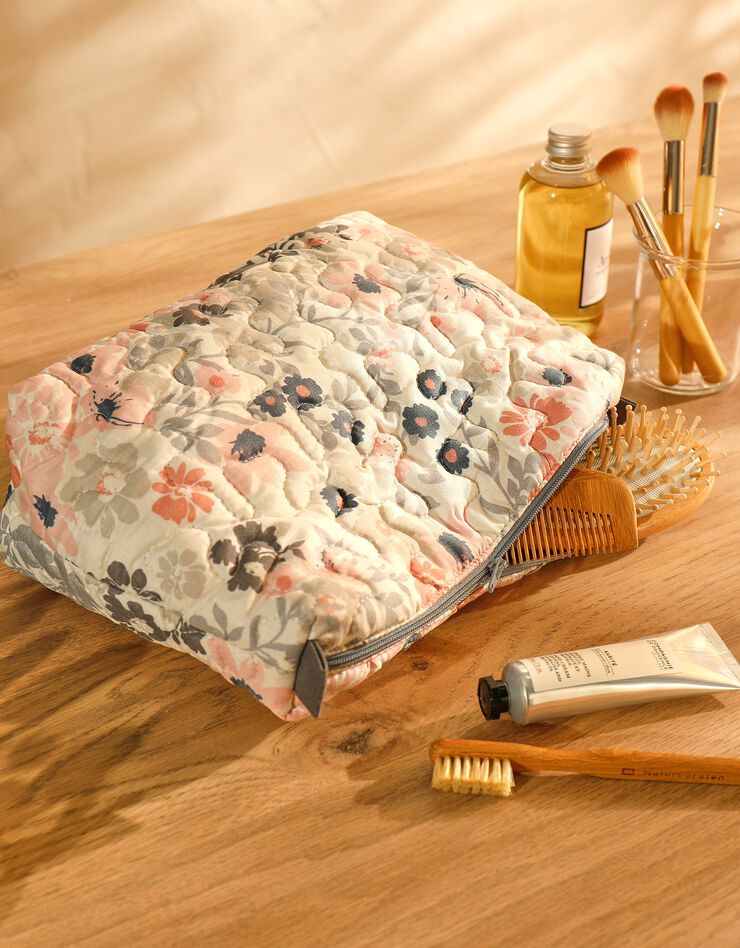 Trousse de toilette zippée matelassée motif floral - collection upcycling (blanc/rose/gris) Trousse de toilette zippée matelassée motif floral - collection upcycling (blanc/rose/gris)