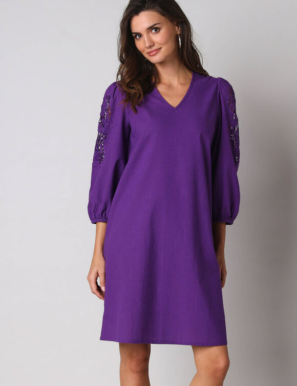 Robe courte col V, manches bouffantes &agrave; broderies ajour&eacute;es (violet)
