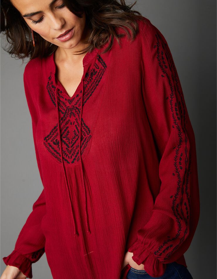 Blouse en crépon brodé, poignets volantés (rouge foncé) Blouse en crépon brodé, poignets volantés (rouge foncé)