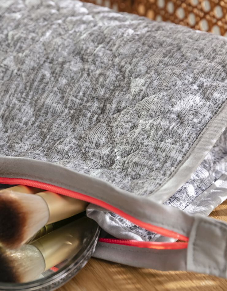 Trousse de toilette zippée matelassée - collection upcycling (gris) Trousse de toilette zippée matelassée - collection upcycling (gris)